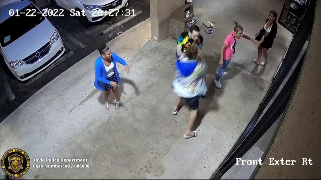 Video shows group attack woman, steal her phone in Davie