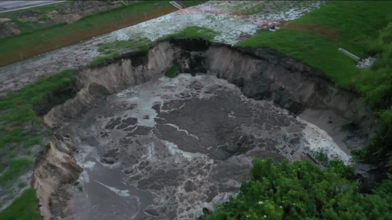 Large sinkhole opens up in Lakeland