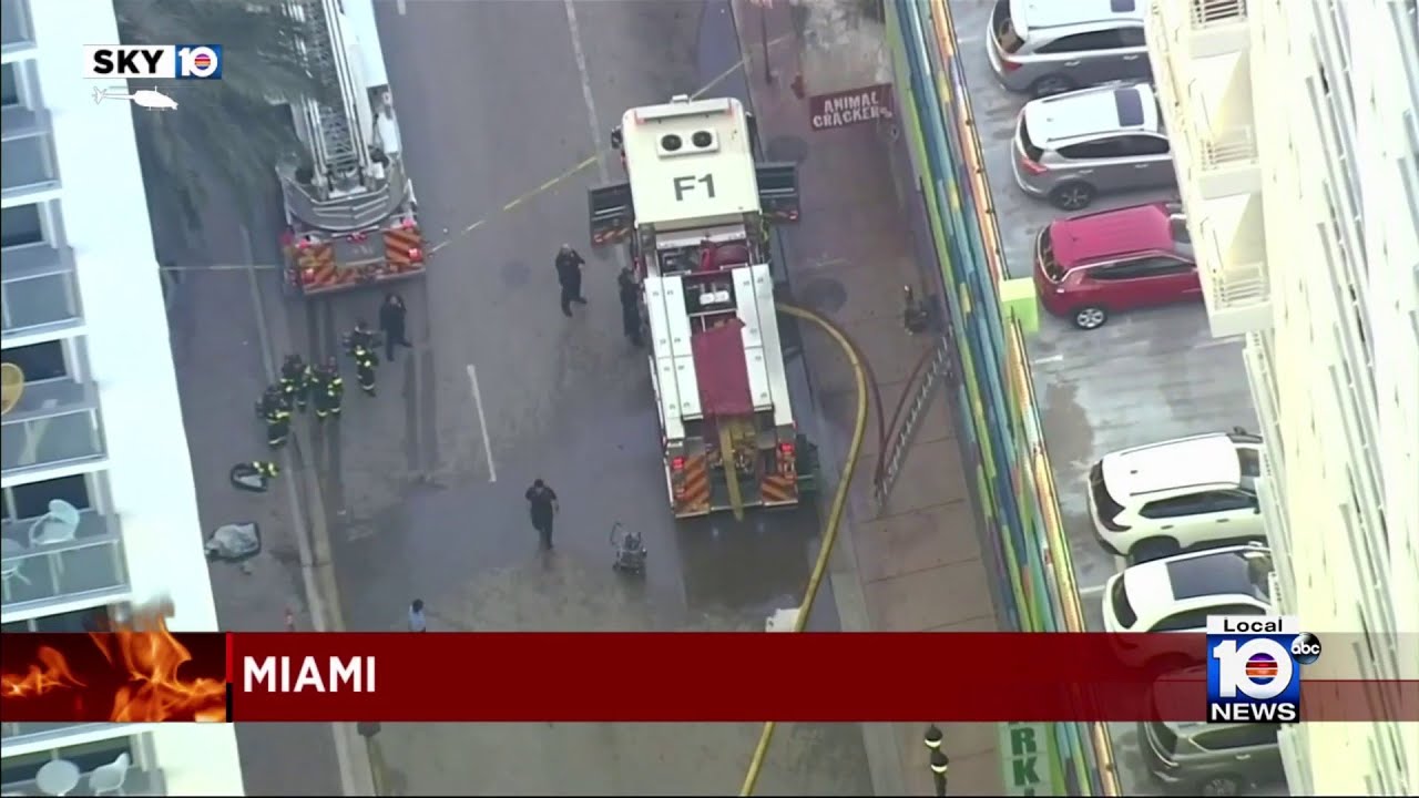 Crews respond to Miami parking garage fire