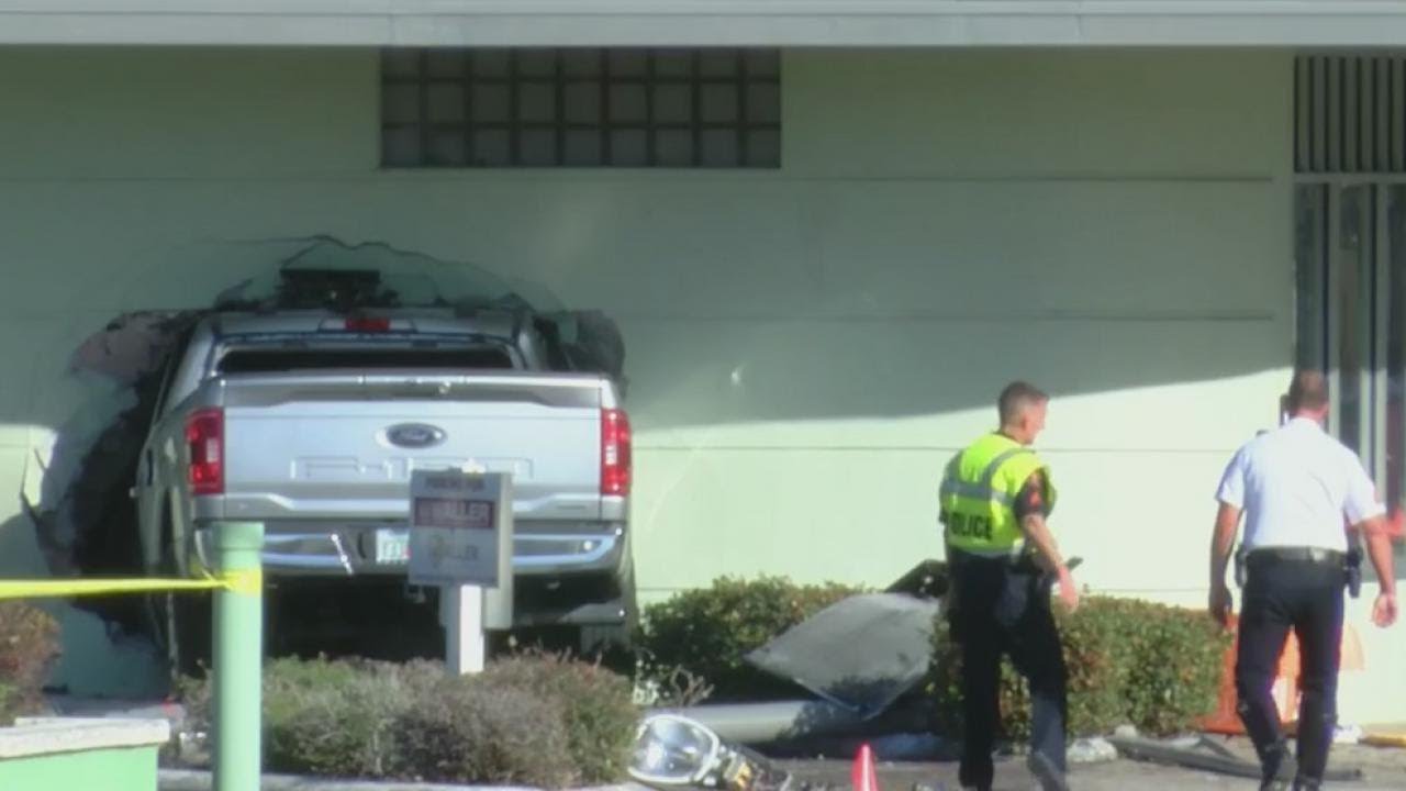 Florida man dies after crashing truck into Waller Centre in Lakeland