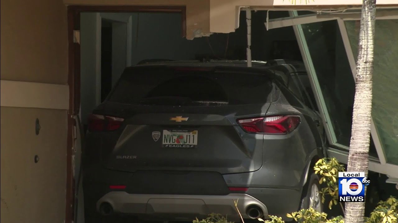 Driver accidentally crashes into home in Coral Springs