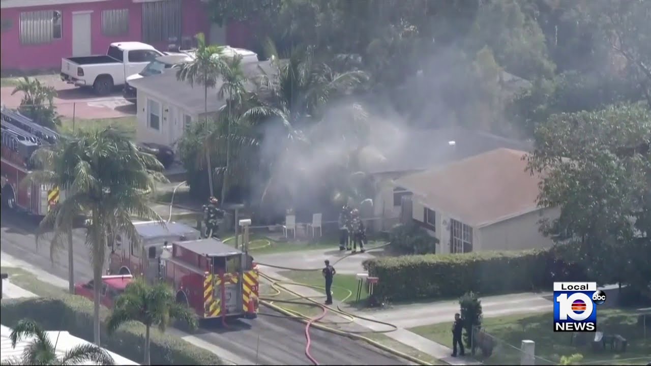 Crews extinguish heavy blaze inside Hollywood home