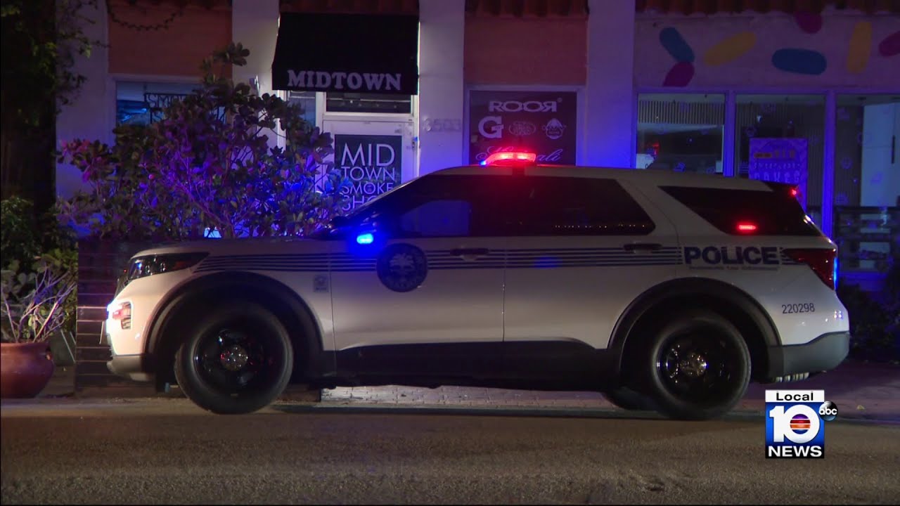2 robbed at gunpoint at restaurant in Miami